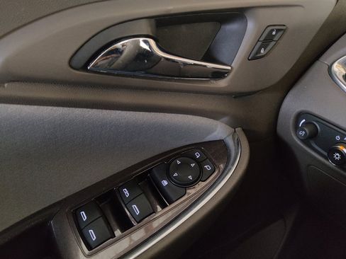 Used 2020 Chevrolet Malibu LT FWD image 27