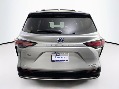 Used 2024 Toyota Sienna Platinum image 6