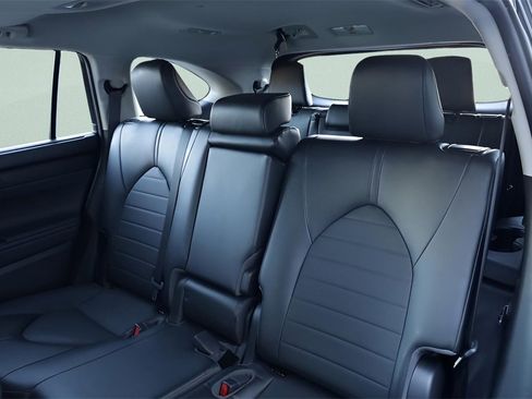 Certified 2022 Toyota Highlander XLE image 11