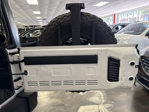 Used 2016 Jeep Wrangler Unlimited Rubicon w/ Connectivity Group AWD/4WD image 31