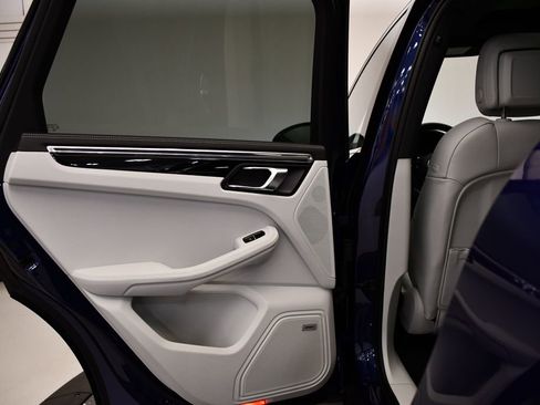 Certified 2025 Porsche Macan image 42