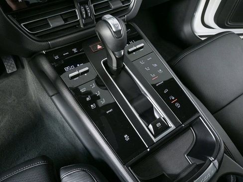 Certified 2025 Porsche Macan image 19