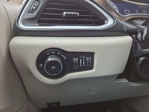 Used 2017 Chrysler Pacifica Touring-L Plus w/ Tire & Wheel Group FWD image 27