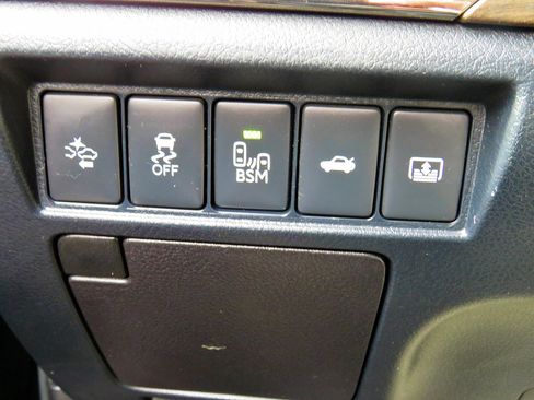 Used 2017 Toyota Avalon Limited image 26