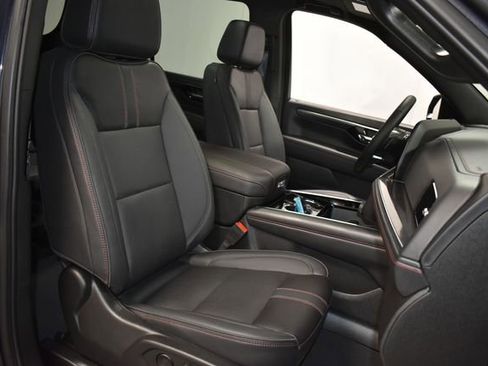 Certified 2025 Chevrolet Suburban RST w/ RST Capability Package AWD/4WD image 36