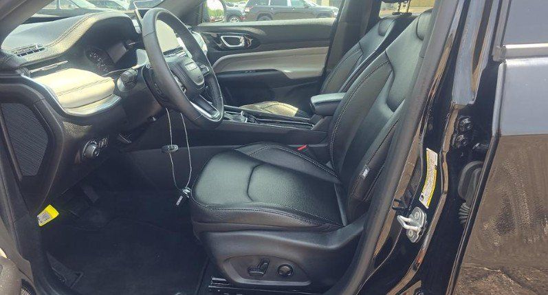 Used 2025 Jeep Compass Limited w/ Sun & Sound Group AWD/4WD image 7