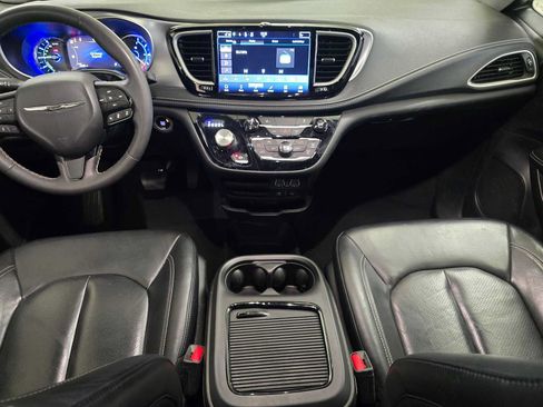 Used 2022 Chrysler Pacifica Touring-L w/ S Appearance Package FWD image 17