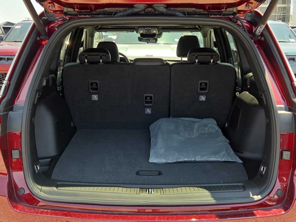 New 2026 Jeep Grand Cherokee Limited w/ Limited Altitude Package RWD image 4