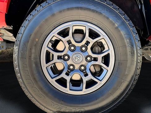 Used 2018 Toyota Tacoma SR5 RWD image 9