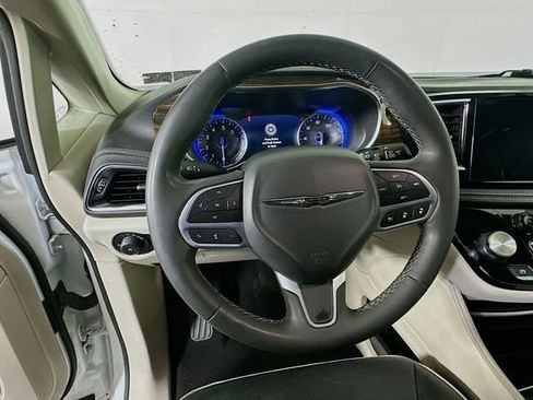 Used 2023 Chrysler Pacifica Limited FWD image 11