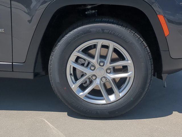 New 2026 Jeep Grand Cherokee Laredo RWD image 11