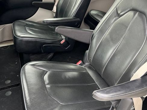 Used 2018 Chrysler Pacifica Limited w/ Tire & Wheel Group FWD image 22