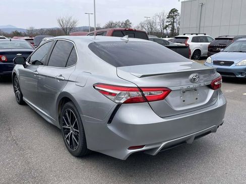 Used 2020 Toyota Camry SE image 3