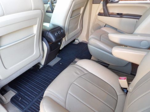 Used 2011 Buick Enclave CXL image 23