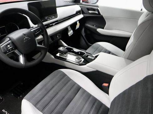New 2025 Mitsubishi Outlander SE image 15