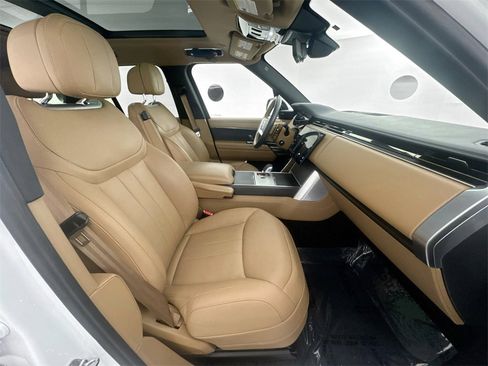 Used 2025 Land Rover Range Rover SE image 28