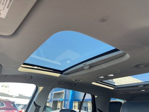 Used 2021 Chevrolet Traverse LT w/ LT Premium Package image 5