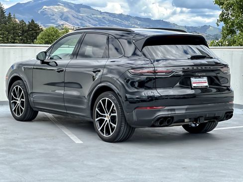 Certified 2023 Porsche Cayenne Platinum Edition image 3