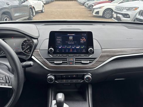Used 2025 Nissan Altima 2.5 SV FWD image 17