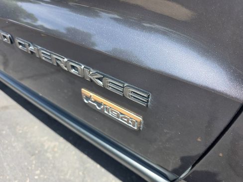 Used 2017 Jeep Grand Cherokee Laredo AWD/4WD image 8