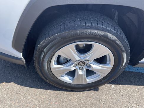 Used 2021 Toyota RAV4 LE AWD/4WD image 9