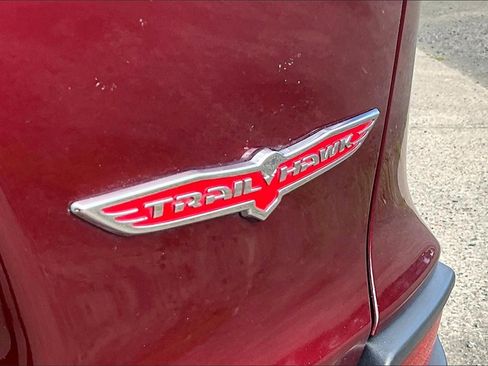 Used 2019 Jeep Cherokee Trailhawk image 11