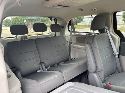 Used 2009 Chrysler Town & Country Touring w/ Entertainment Group #2 FWD image 13