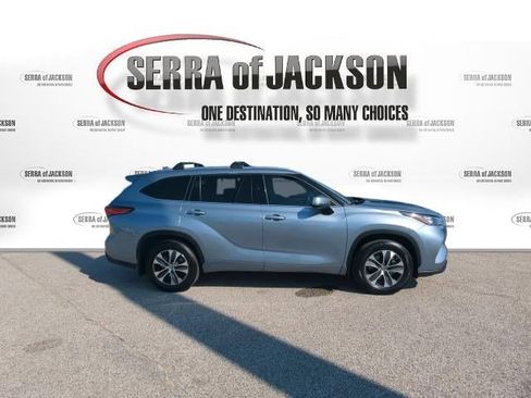 Used 2020 Toyota Highlander XLE AWD/4WD image 9