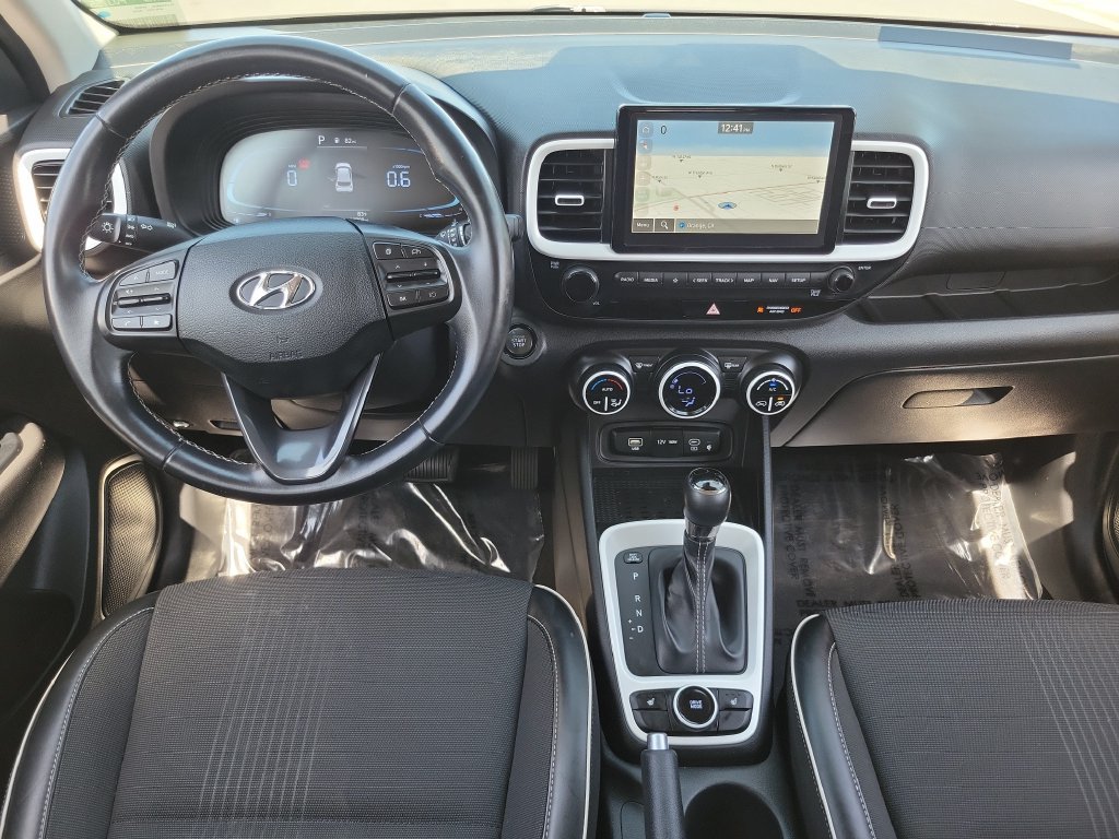 Used 2023 Hyundai Venue Limited FWD image 4