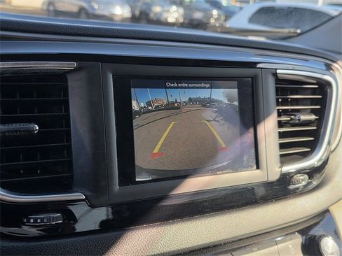 Used 2020 Chrysler Pacifica Touring image 20