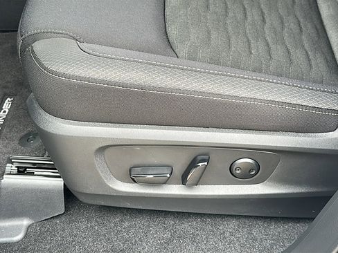 New 2025 Nissan Pathfinder SV image 12