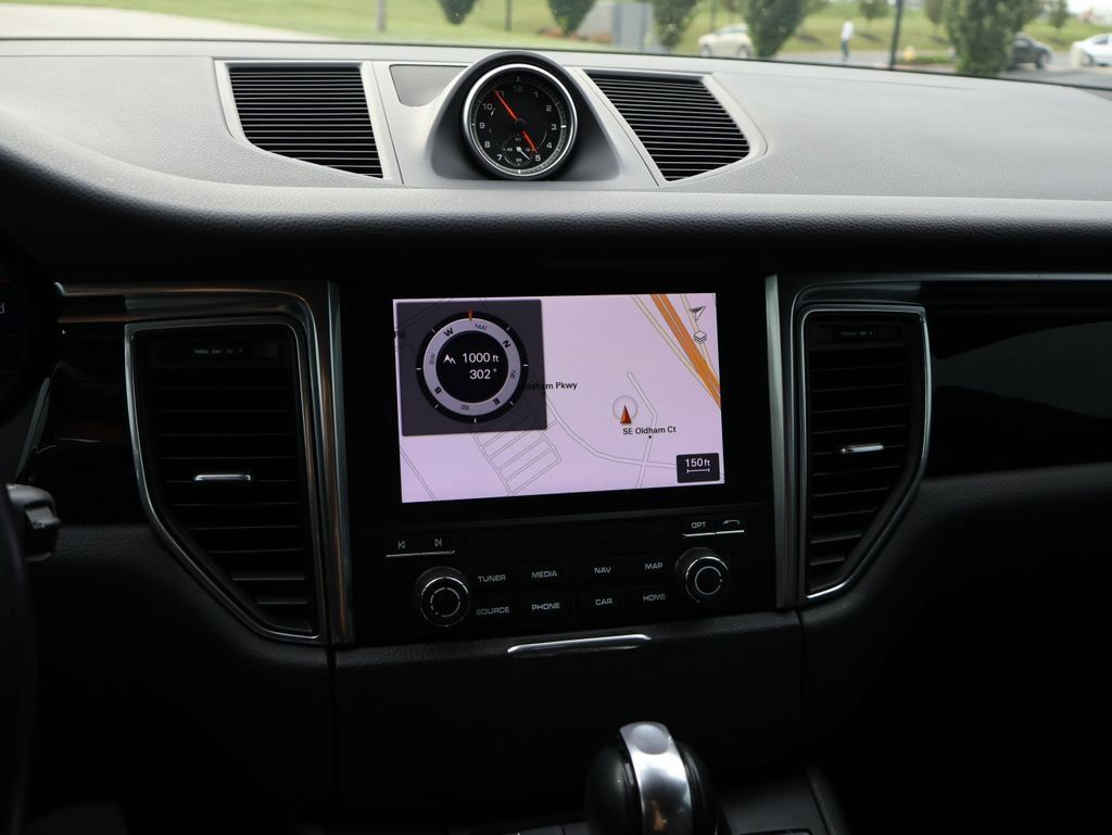 Used 2018 Porsche Macan AWD/4WD image 21