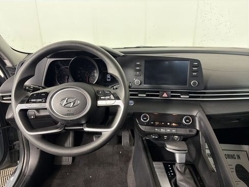 Used 2023 Hyundai Elantra SEL image 3