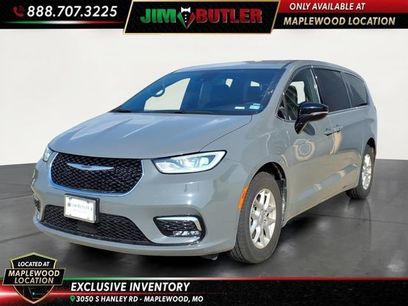 Used 2025 Chrysler Pacifica Select