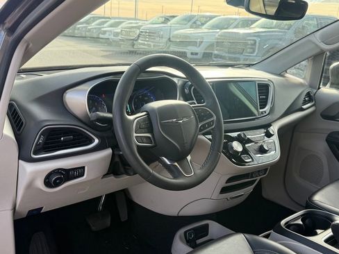 Used 2023 Chrysler Pacifica Touring-L image 4