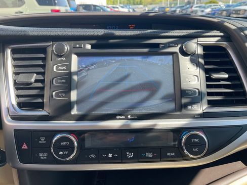 Used 2014 Toyota Highlander XLE FWD image 12