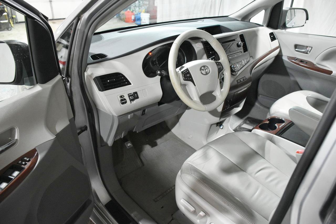 Used 2012 Toyota Sienna XLE FWD image 10
