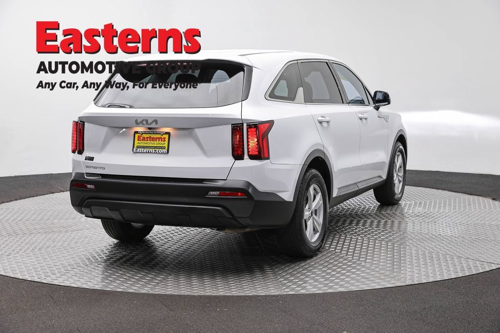 Used 2023 Kia Sorento LX FWD image 5