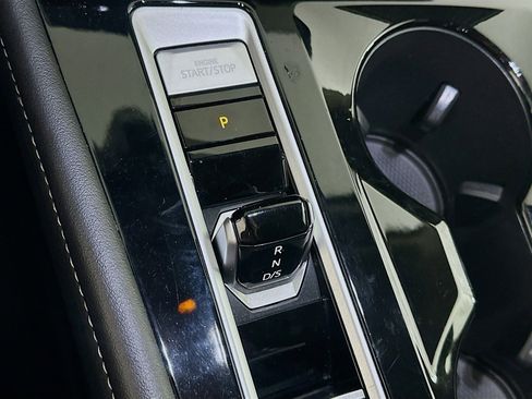 Used 2025 Volkswagen Atlas SE image 23