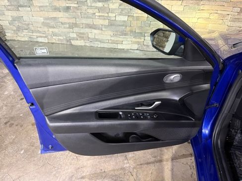 Used 2021 Hyundai Elantra SE image 11