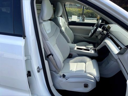 New 2025 Volvo EX90 Plus image 32