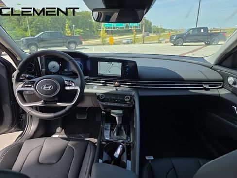 Certified 2025 Hyundai Elantra Limited FWD image 13
