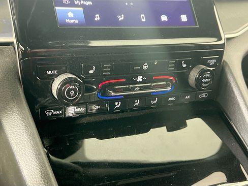 Used 2023 Jeep Grand Cherokee Altitude image 15