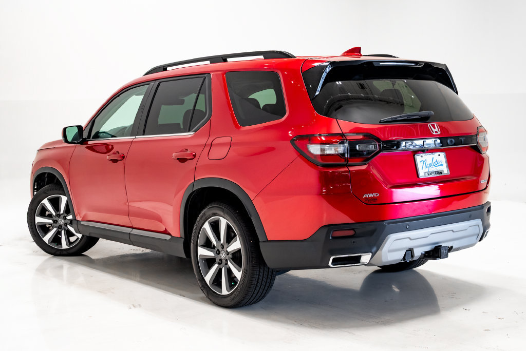 Used 2025 Honda Pilot Touring image 3