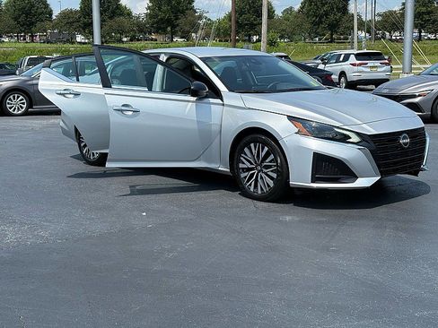 Used 2025 Nissan Altima 2.5 SV FWD image 5