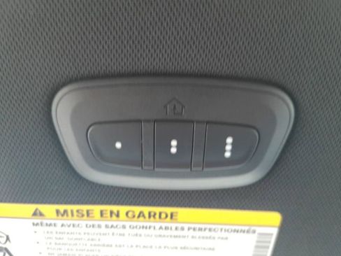 Used 2025 Chrysler Pacifica Select image 53