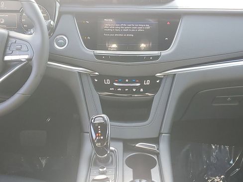 New 2025 Cadillac XT6 Luxury image 15