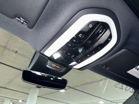 Used 2025 Porsche Macan AWD/4WD image 33