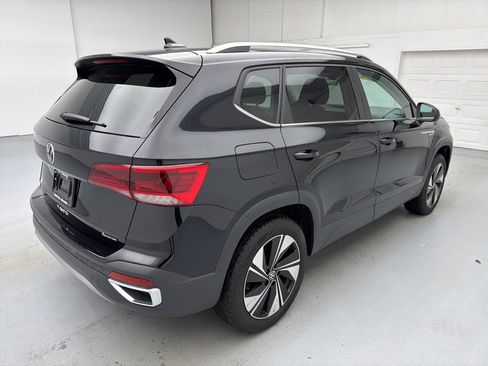 Used 2024 Volkswagen Taos SE image 11