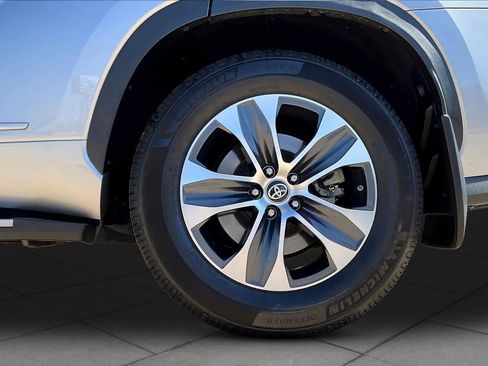 Used 2023 Toyota Highlander XLE image 11